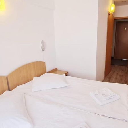 Hotel Victoria ยาช ภายนอก รูปภาพ