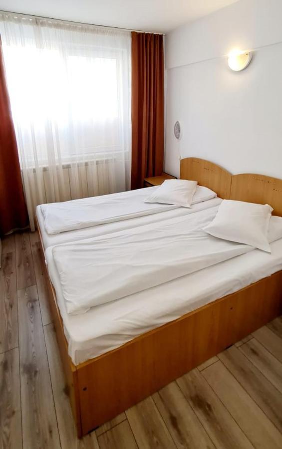 Hotel Victoria ยาช ภายนอก รูปภาพ