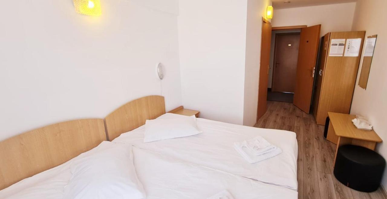 Hotel Victoria ยาช ภายนอก รูปภาพ